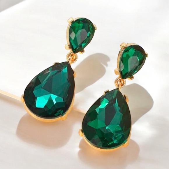EMERALD GREEN CRYSTAL DROP EARRINGS NWOT - Picture 2 of 4